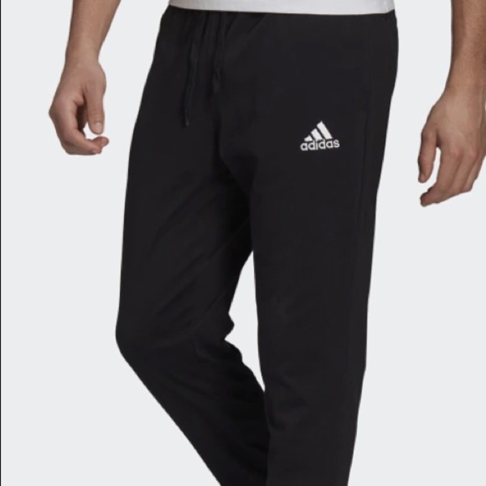 I’m selling these black sweatpants there the most comfortable thing ever